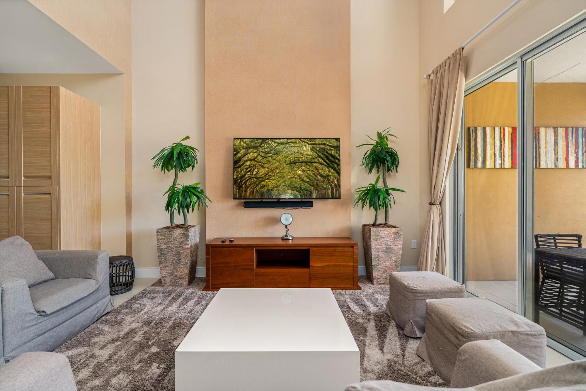 4 Bedroom W/ Amenities + 3 Mi To Apartment