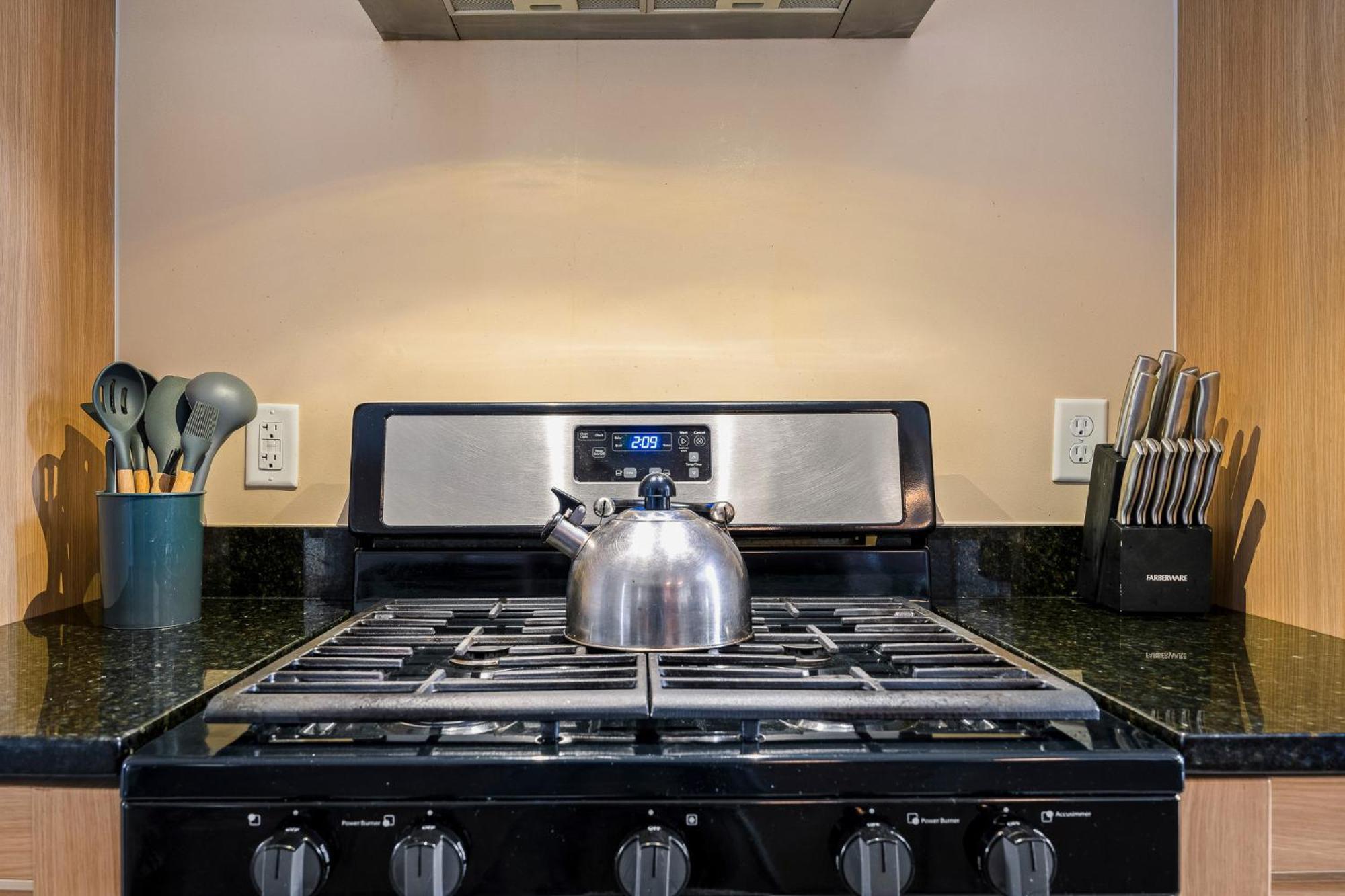 Apartment 4 Bedroom W/ Amenities + 3 Mi To Orlando