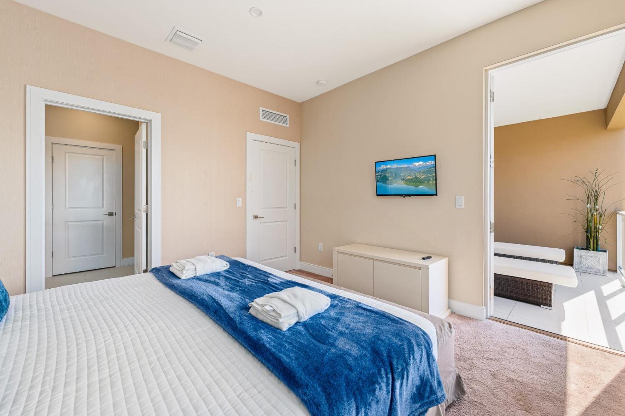 4 Bedroom W/ Amenities + 3 Mi To * Orlando