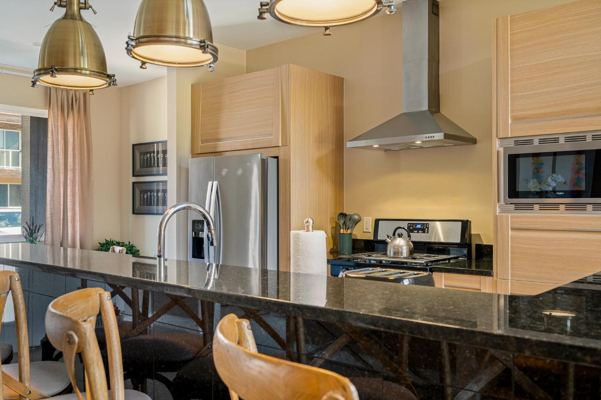 Apartment 4 Bedroom W/ Amenities + 3 Mi To