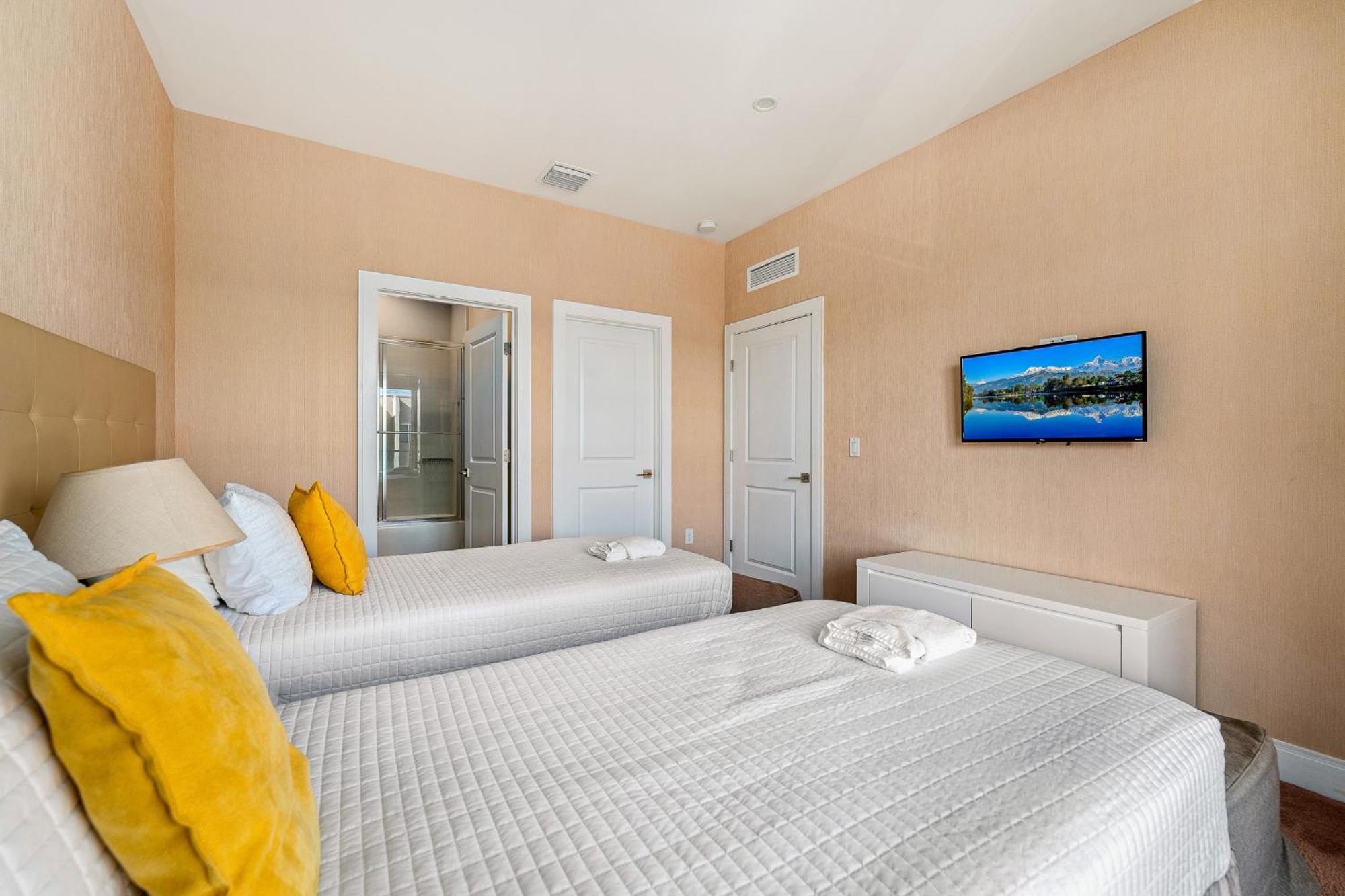 4 Bedroom W/ Amenities + 3 Mi To Apartment Orlando