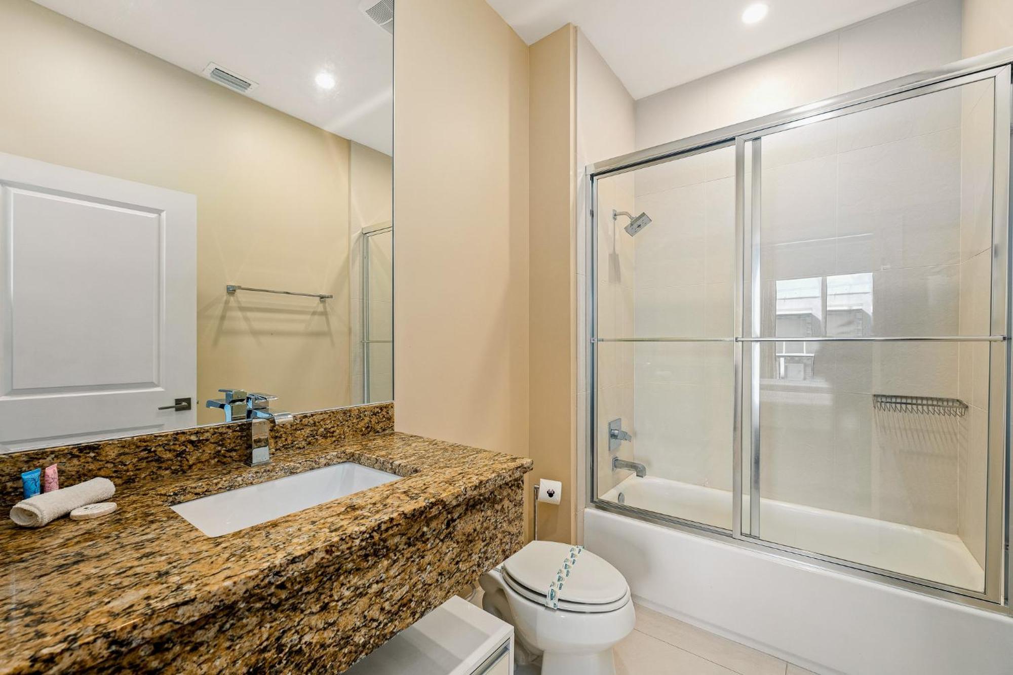 4 Bedroom W/ Amenities + 3 Mi To Orlando