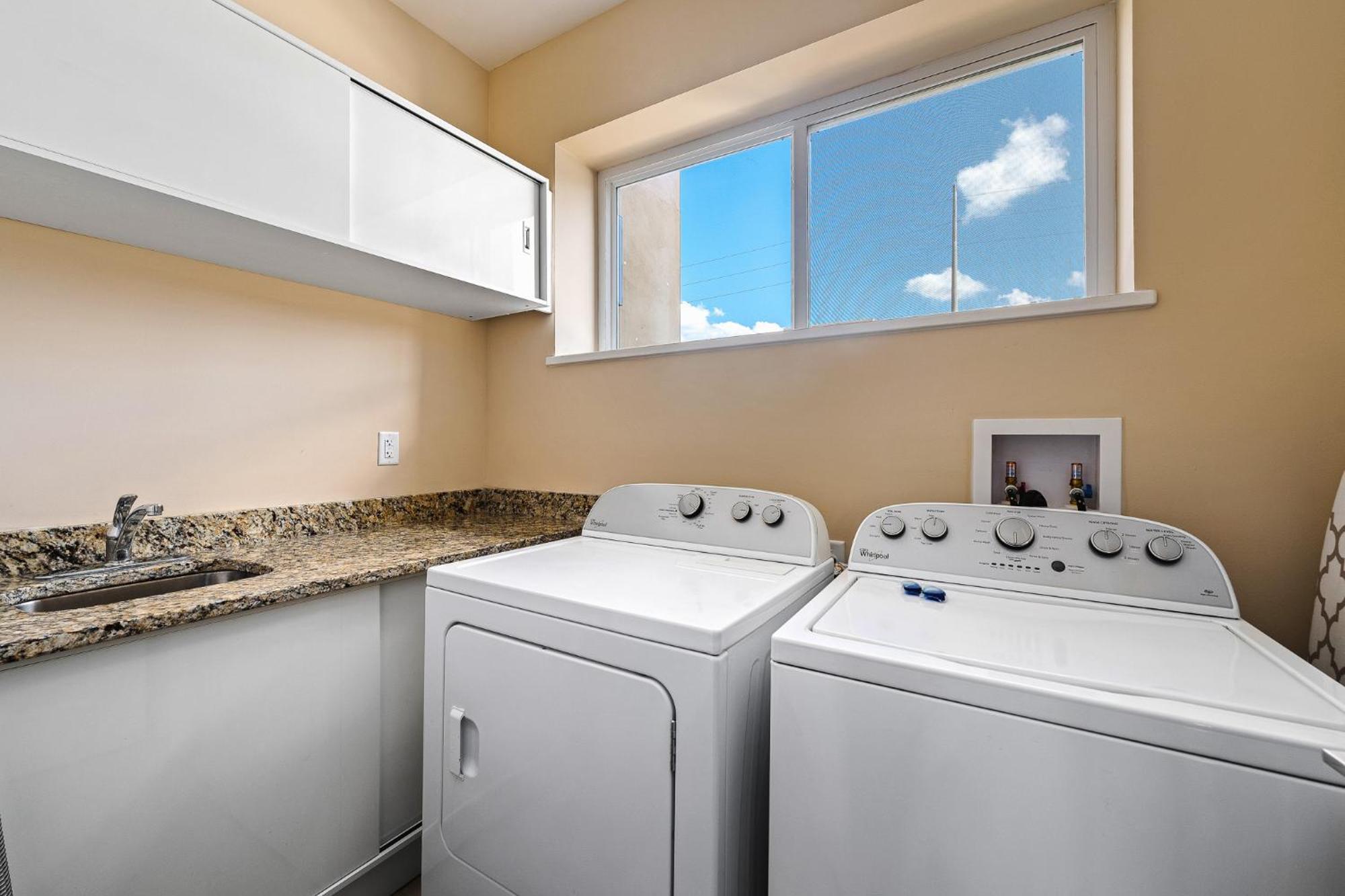 4 Bedroom W/ Amenities + 3 Mi To * Orlando
