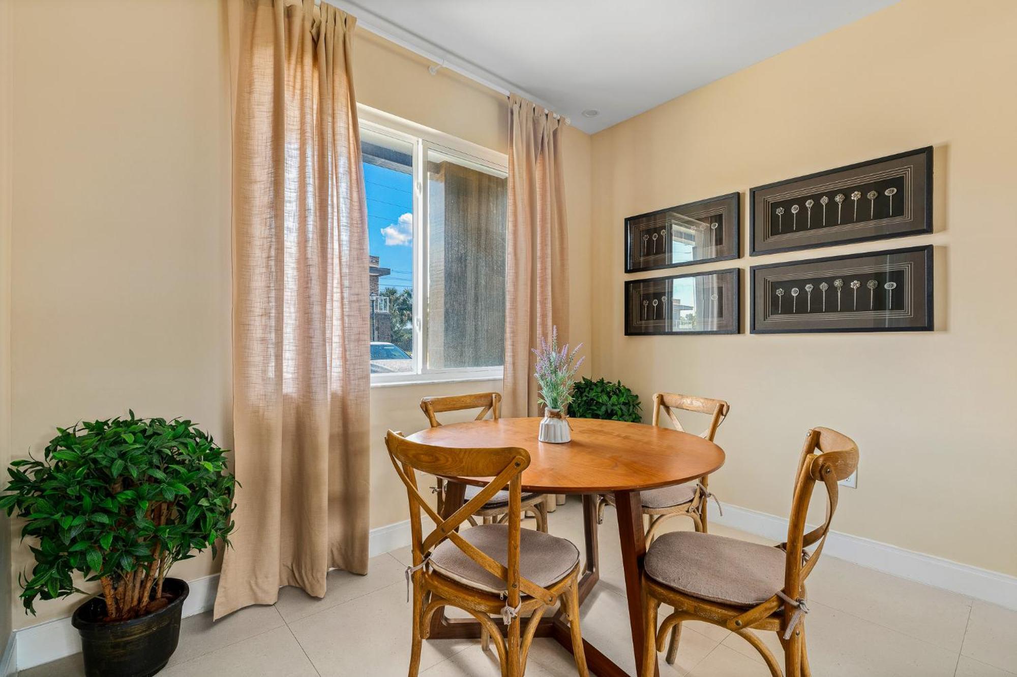 4 Bedroom W/ Amenities + 3 Mi To Orlando
