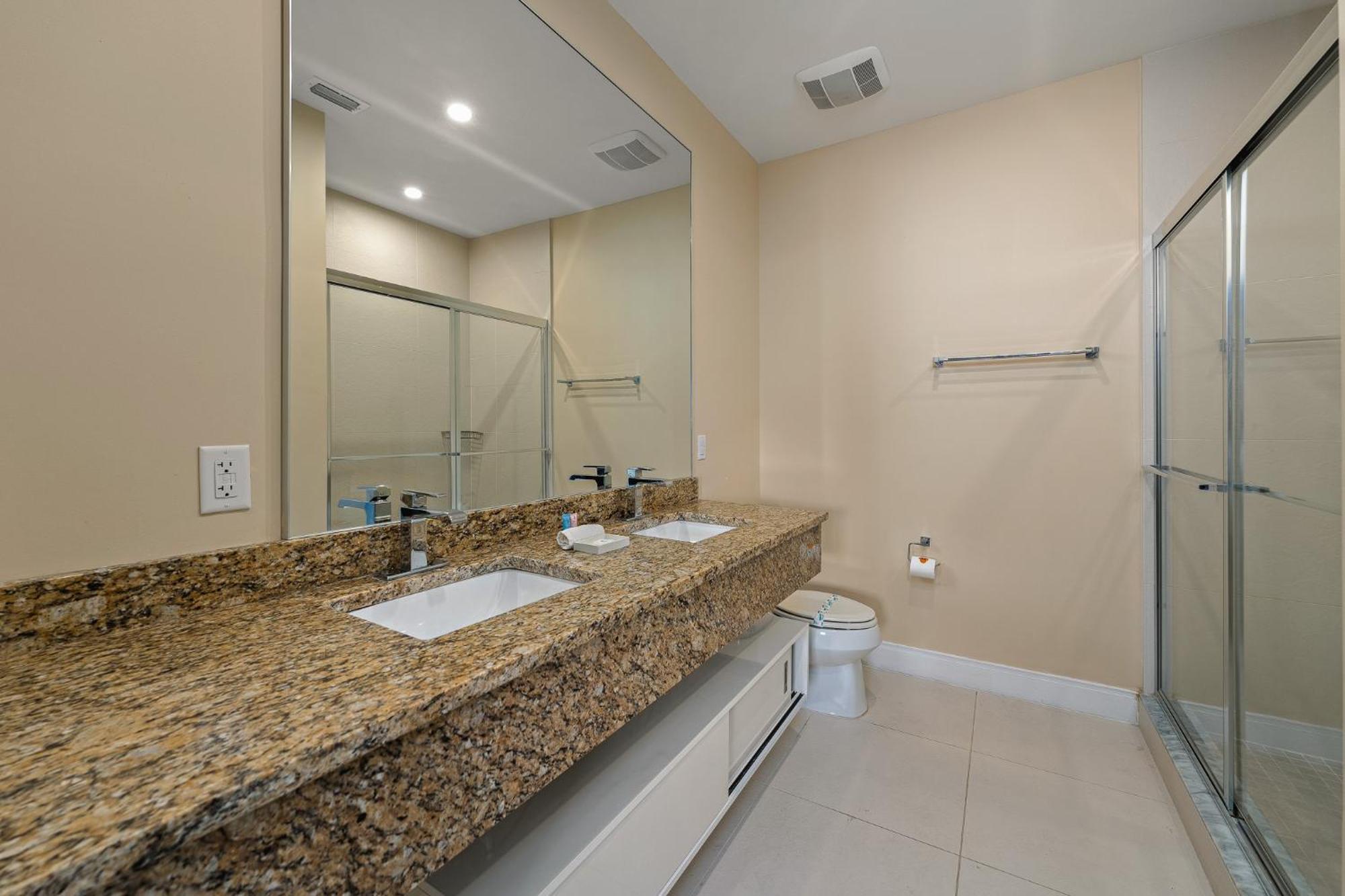 4 Bedroom W/ Amenities + 3 Mi To Apartment *