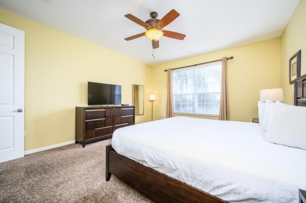 3 Bedroom Premium Lakeview Condo-1012 Apartment *