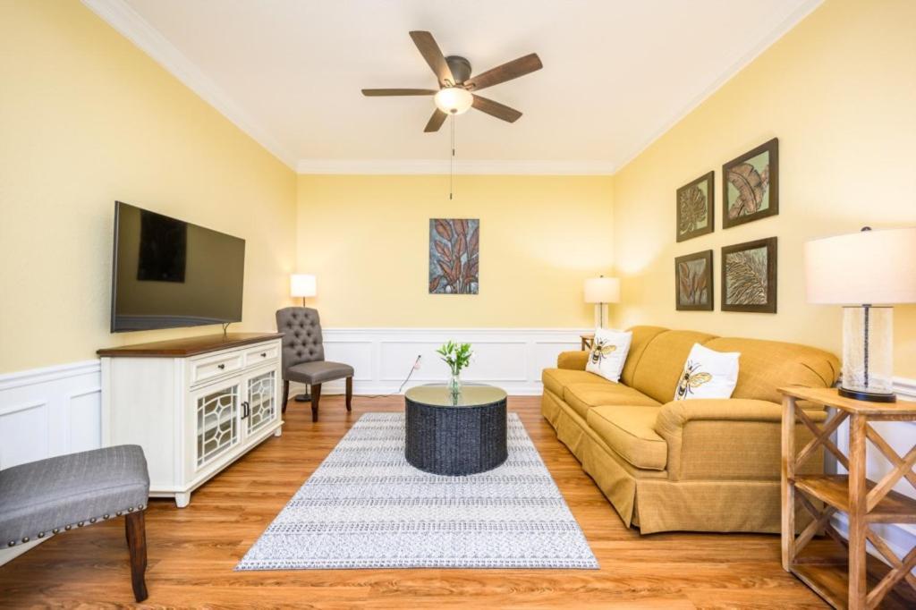 3 Bedroom Premium Lakeview Condo-1012 Apartment