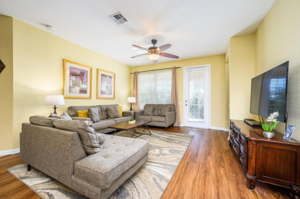 3 Bedroom Premium Lakeview Condo-1012 *