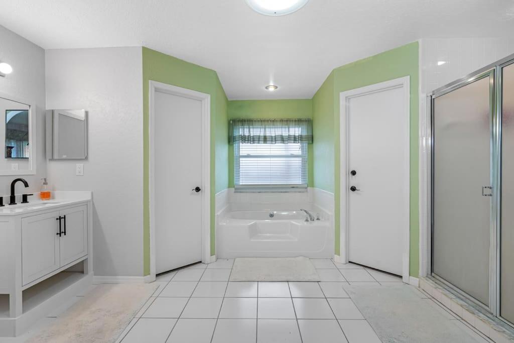 Holiday home 13 Mins From Disney Arcade, Private Pool, & Themed Rooms