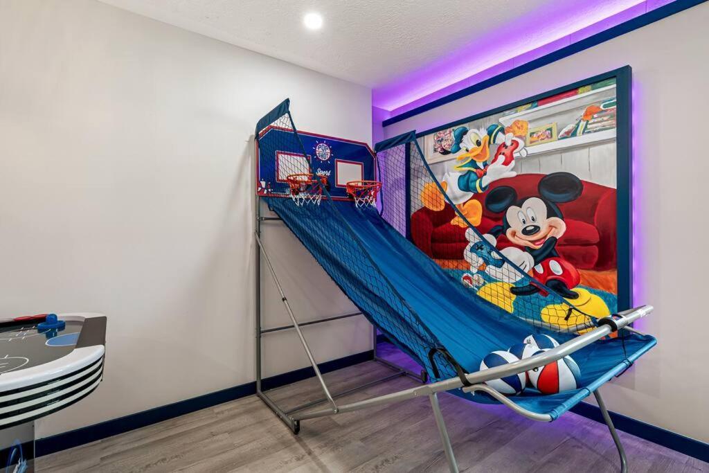 13 Mins From Disney Arcade, Private Pool, & Themed Rooms Orlando
