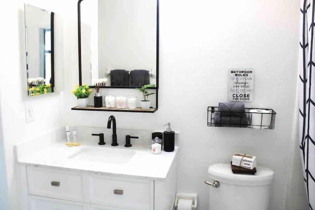 Holiday home 13 Mins From Disney Arcade, Private Pool, & Themed Rooms