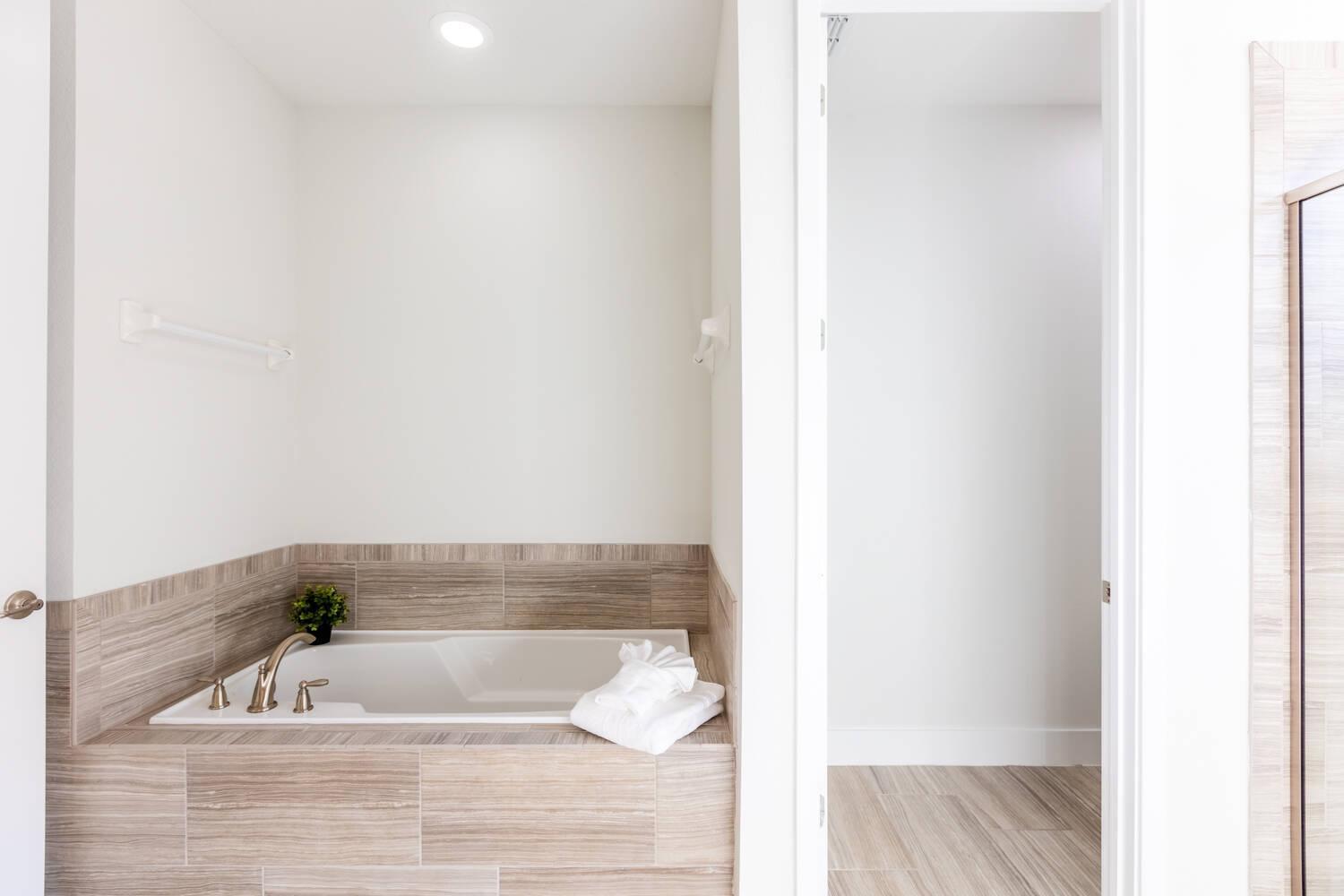 Comfy Modern House W Pool Perfect Location *