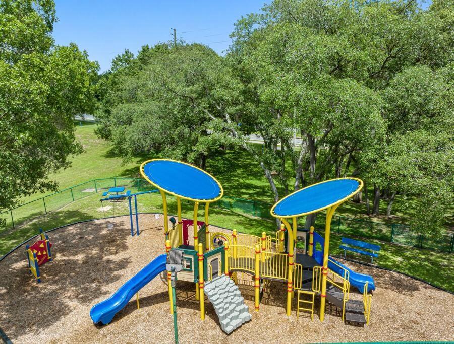 13 Mins From Disney Arcade, Private Pool, & Themed Rooms *