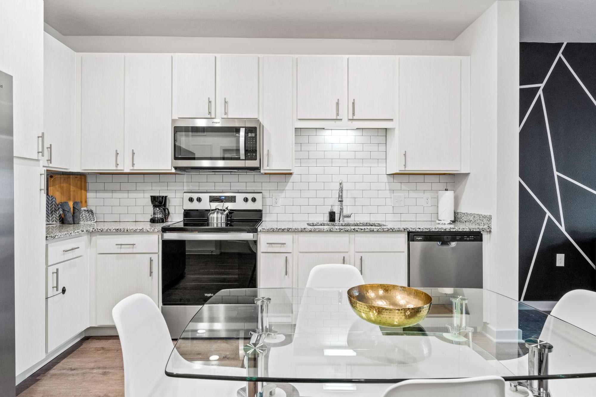 Apartment Complete Sleek Modern 10 Min To Parks Pets Allowed, Resort-style Amenities