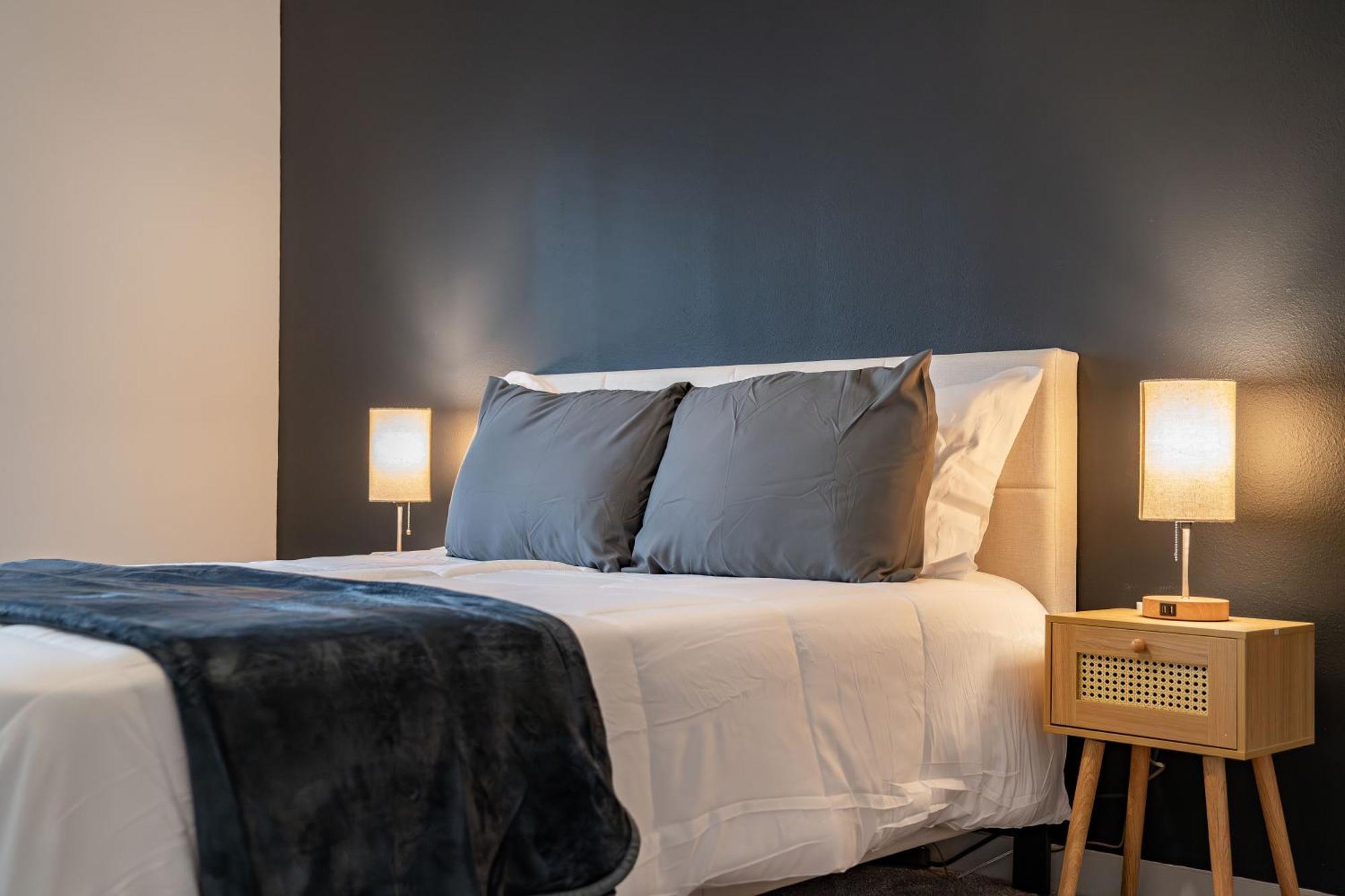 Complete Sleek Modern 10 Min To Parks Pets Allowed, Resort-style Amenities