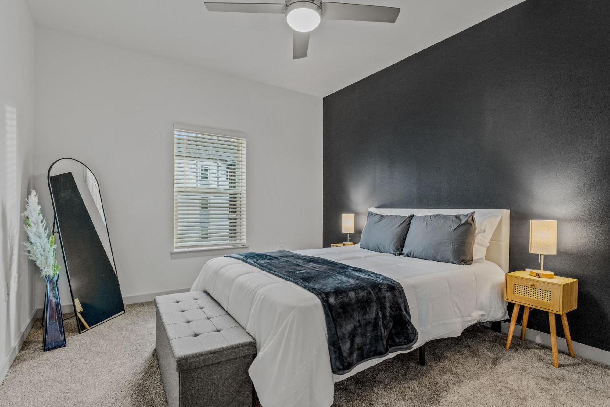 Complete Sleek Modern 10 Min To Parks Pets Allowed, Resort-style Amenities