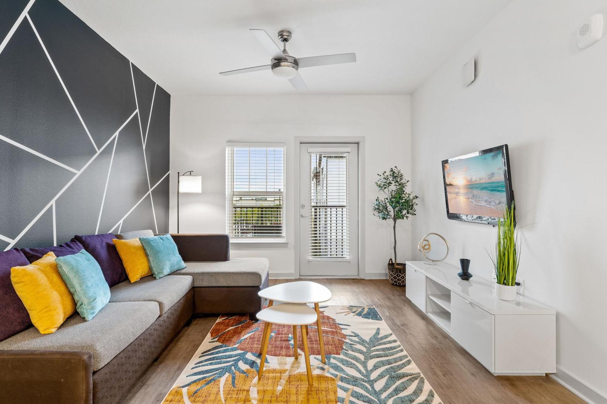 Complete Sleek Modern 10 Min To Parks Pets Allowed, Resort-style Amenities