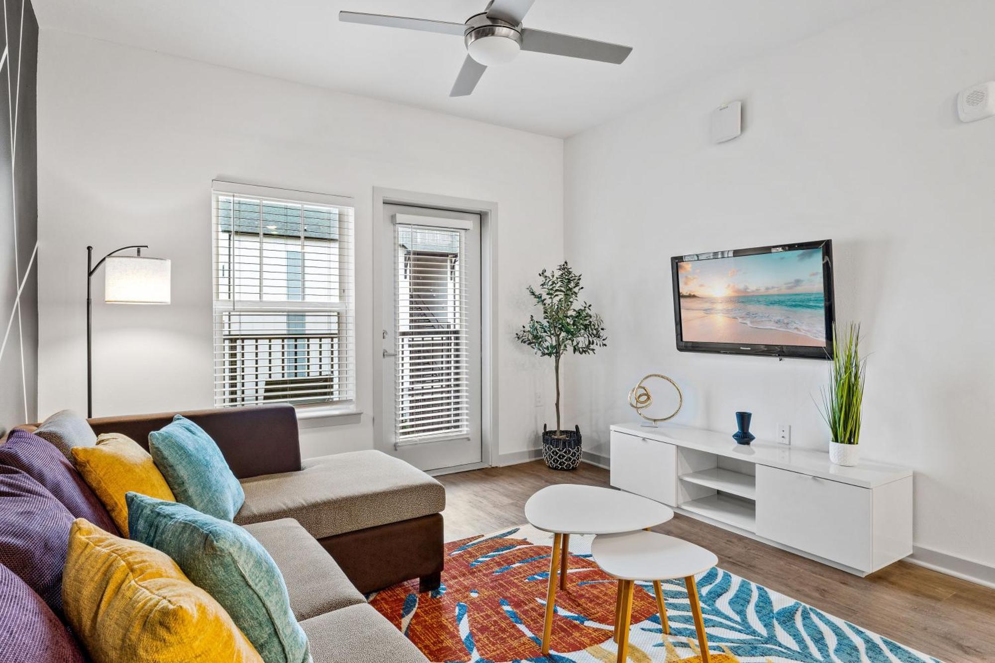 Complete Sleek Modern 10 Min To Parks Pets Allowed, Resort-style Amenities Apartment