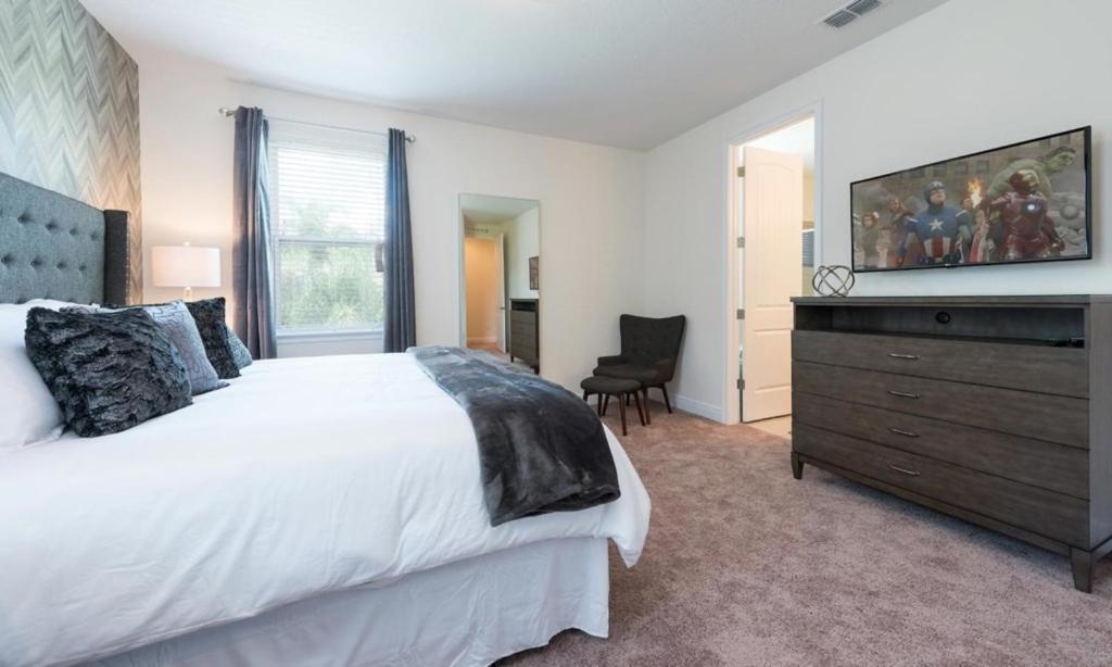 9 Bed Pool With Game Gated Four Corners