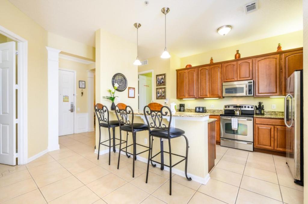 Beautiful Lakeview Vacation Condo, Vista Cay 1016 Orlando