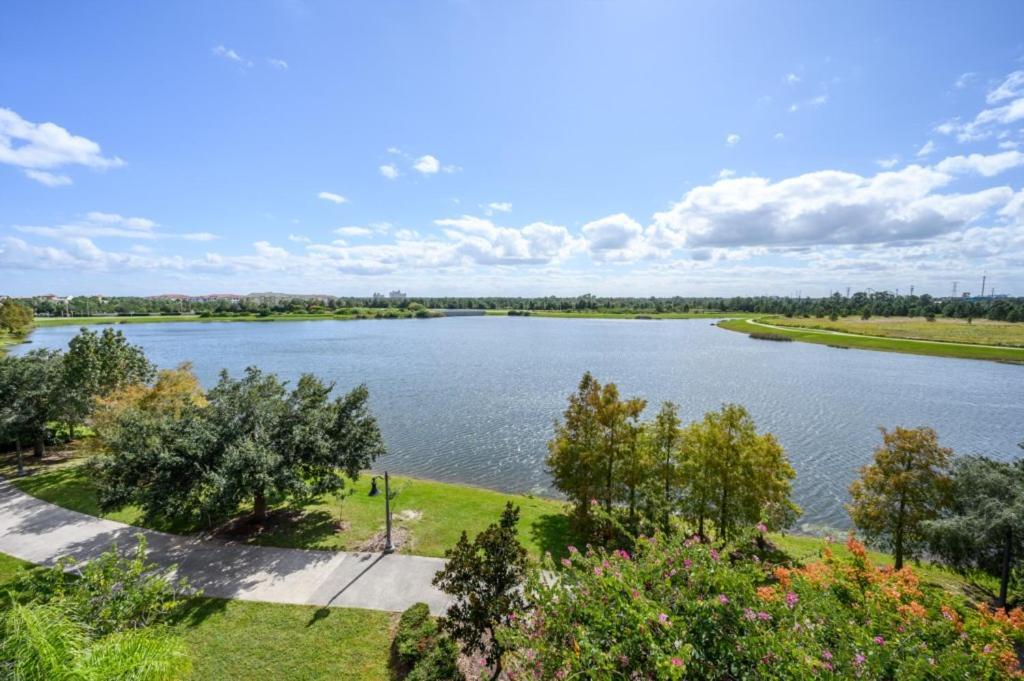 Beautiful Lakeview Vacation Condo, Vista Cay 1016 Apartment *