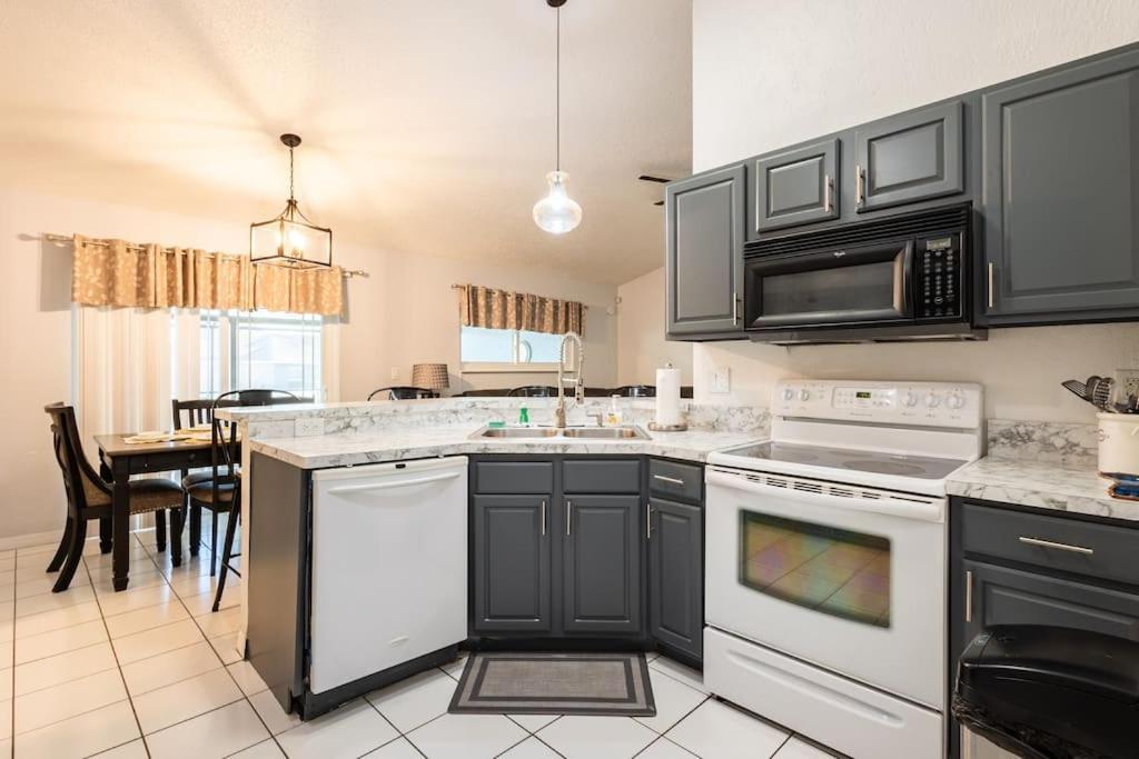 Holiday home 13 Mins From Disney Arcade, Private Pool, & Themed Rooms