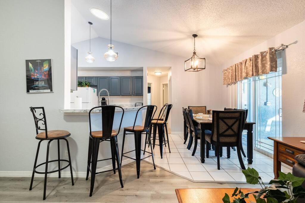 Holiday home 13 Mins From Disney Arcade, Private Pool, & Themed Rooms *