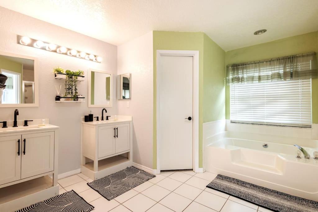 13 Mins From Disney Arcade, Private Pool, & Themed Rooms Orlando