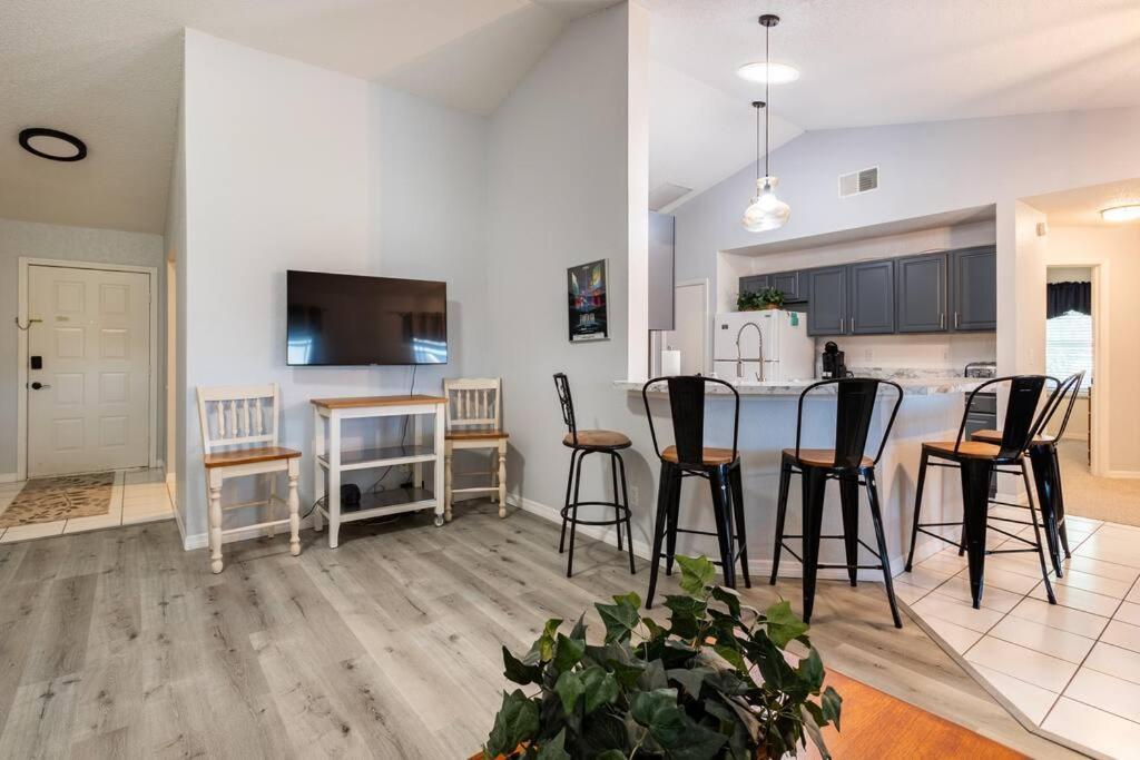 Holiday home 13 Mins From Disney Arcade, Private Pool, & Themed Rooms