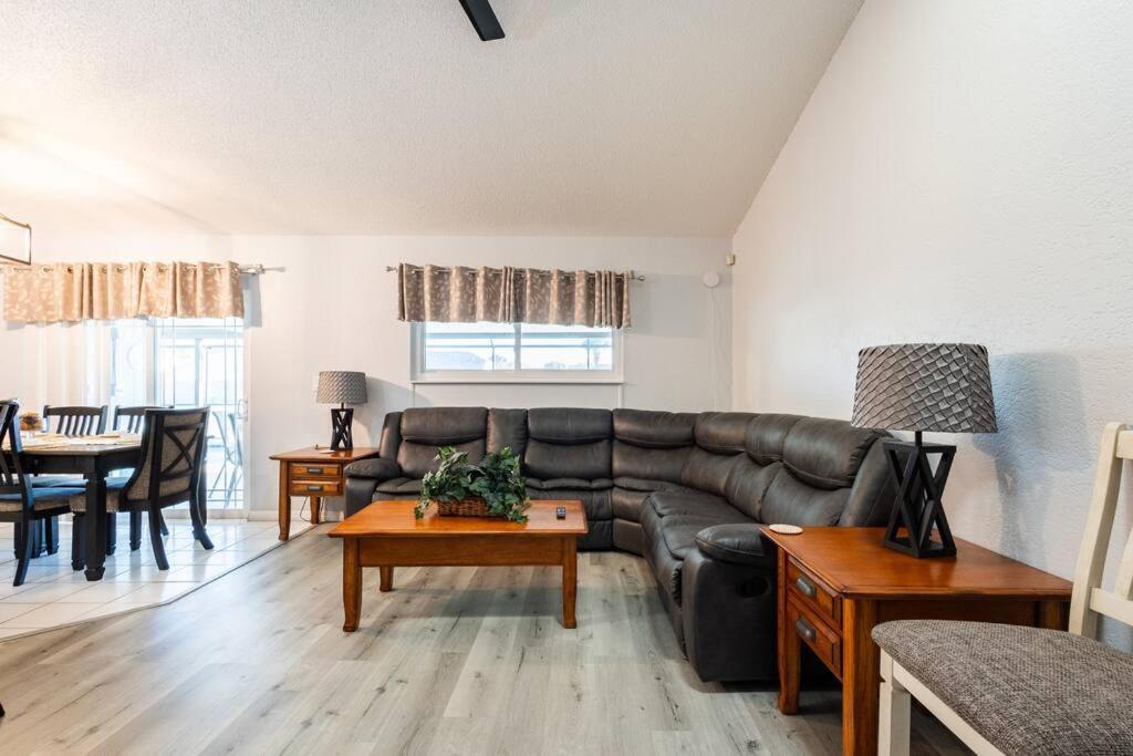 13 Mins From Disney Arcade, Private Pool, & Themed Rooms