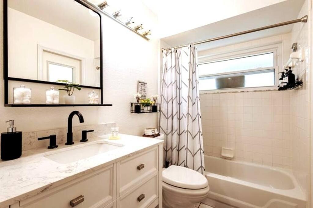 Holiday home 13 Mins From Disney Arcade, Private Pool, & Themed Rooms Orlando