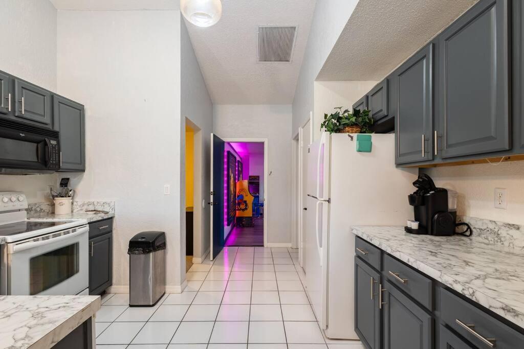 Holiday home 13 Mins From Disney Arcade, Private Pool, & Themed Rooms