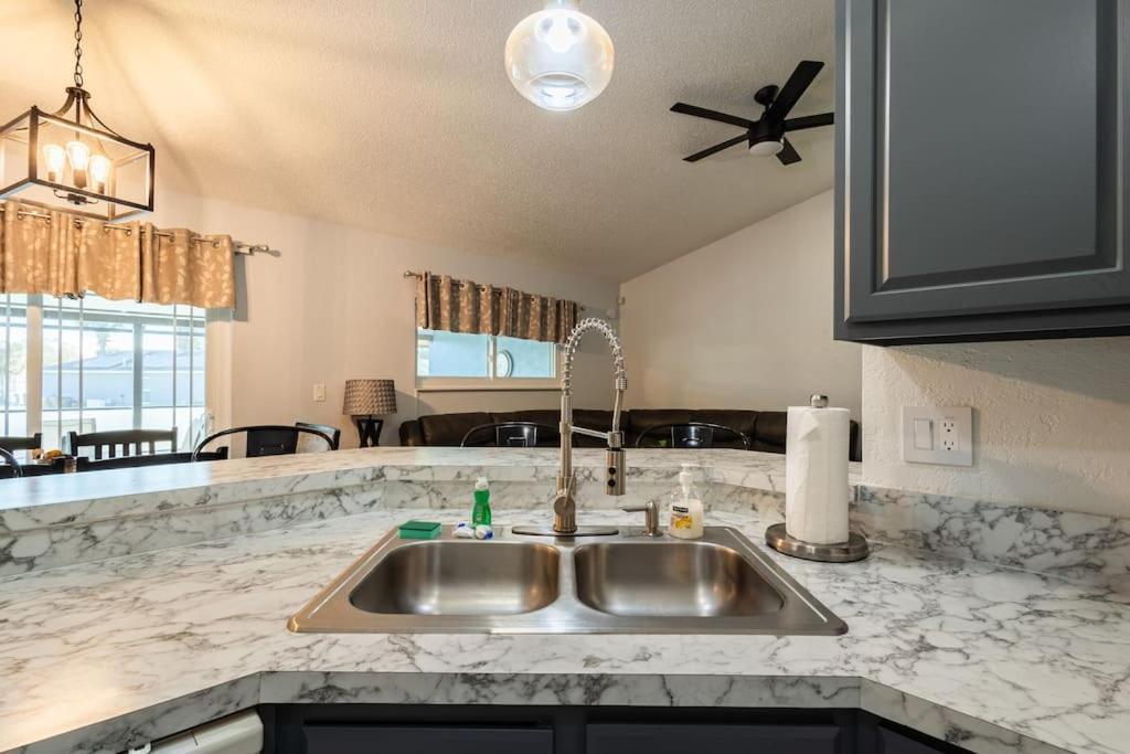 Holiday home 13 Mins From Disney Arcade, Private Pool, & Themed Rooms