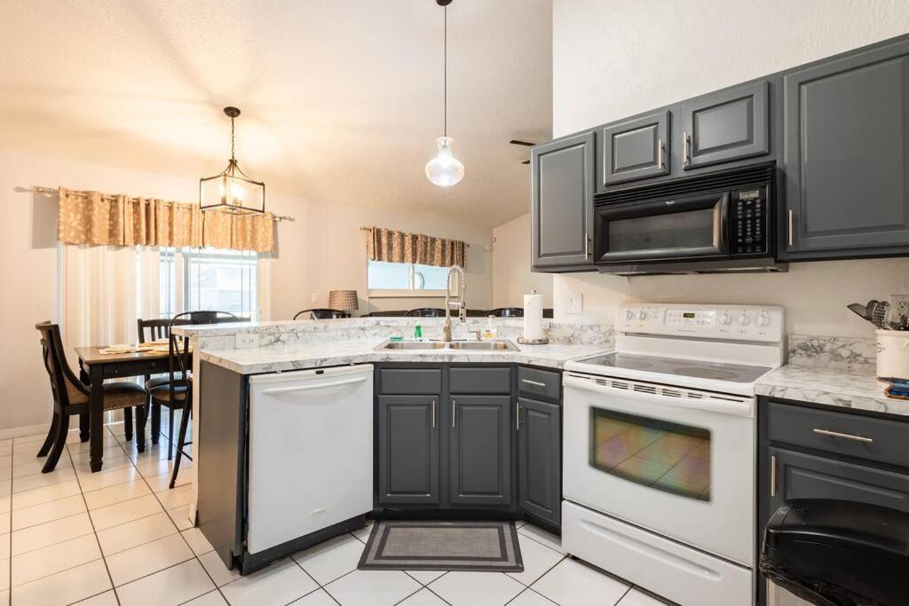 Holiday home 13 Mins From Disney Arcade, Private Pool, & Themed Rooms *