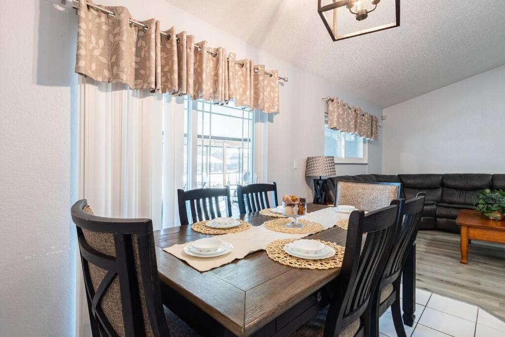 Holiday home 13 Mins From Disney Arcade, Private Pool, & Themed Rooms