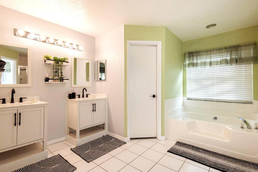 13 Mins From Disney Arcade, Private Pool, & Themed Rooms Orlando