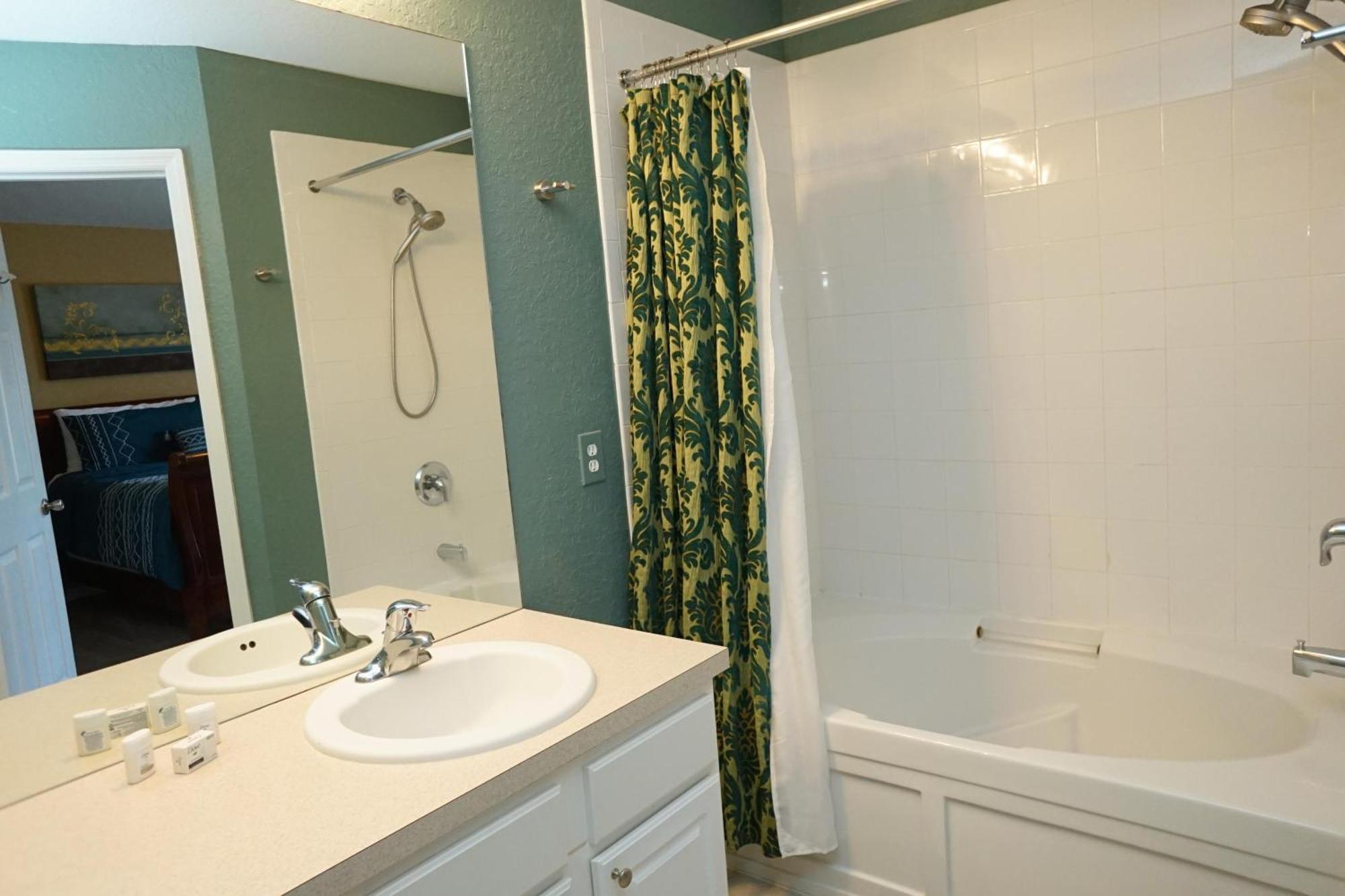 Windsor Hills End Unit, South Facing Pool 7666! Holiday home