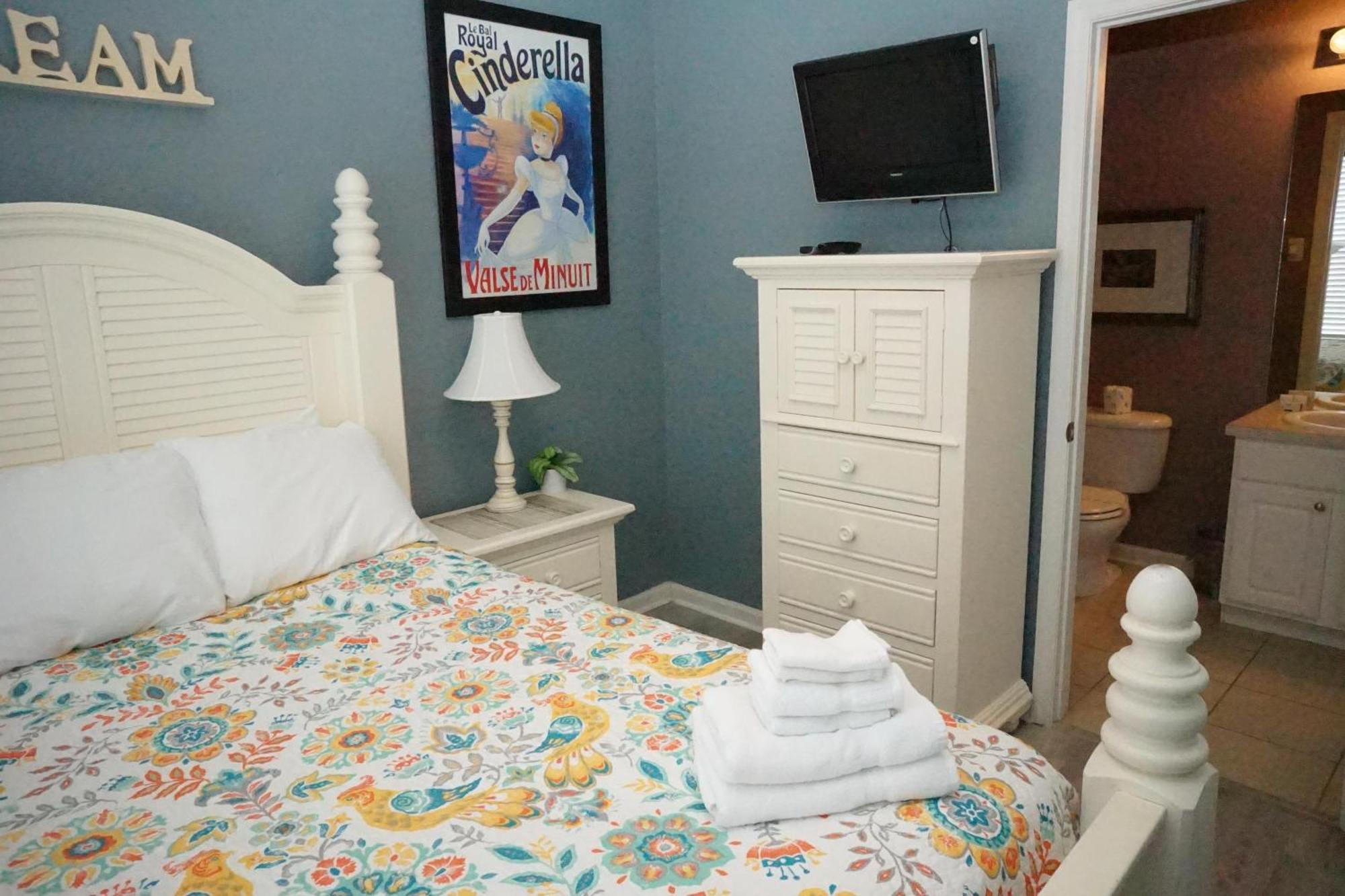 Windsor Hills End Unit, South Facing Pool 7666! Holiday home