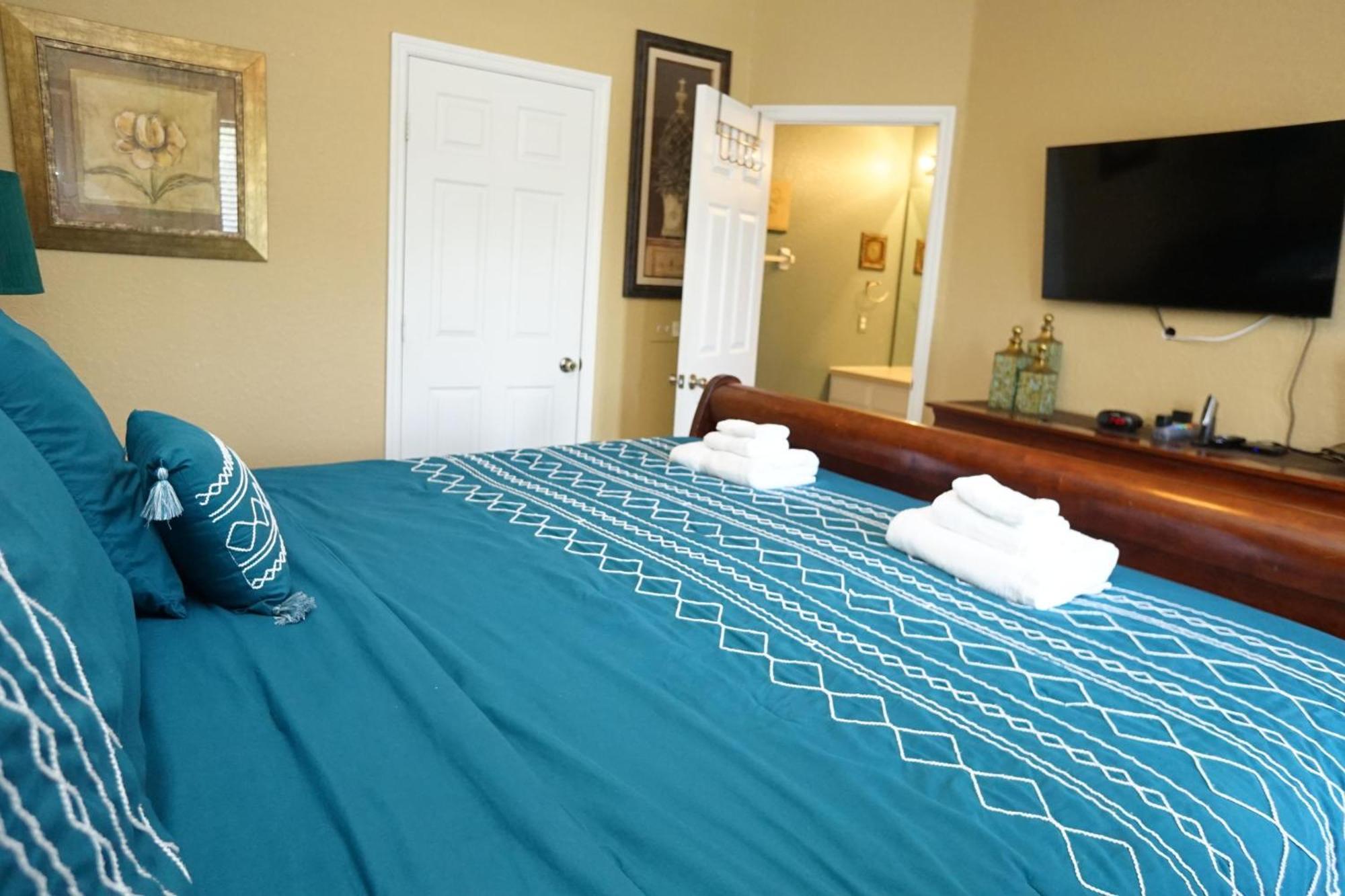 Windsor Hills End Unit, South Facing Pool 7666! Holiday home