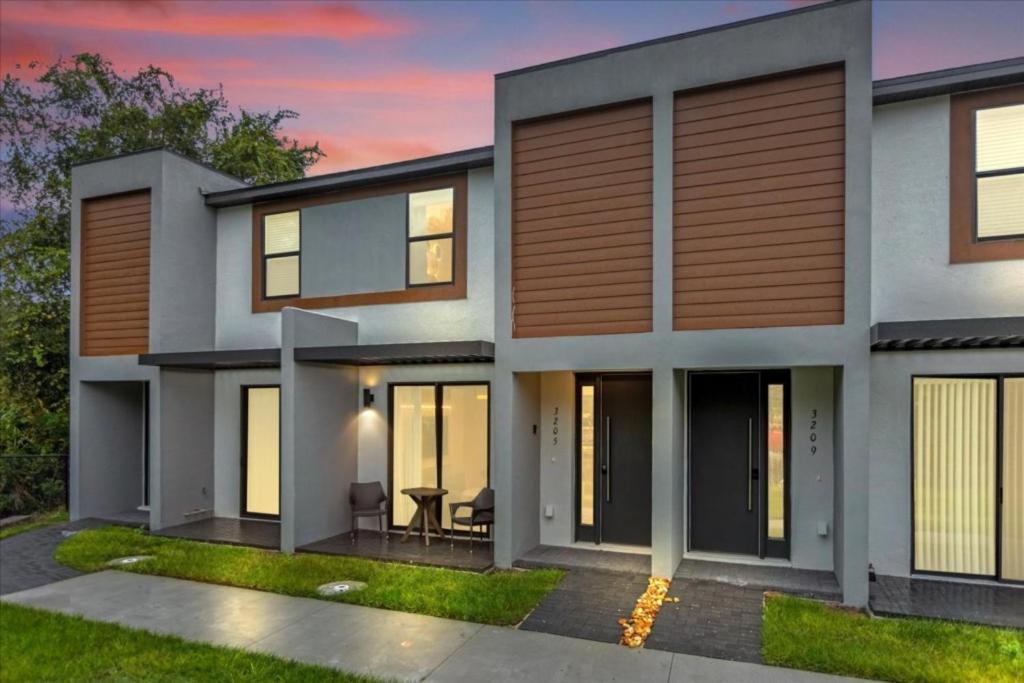 3 Bedrooms- 3 Bathrooms- The Hub 3205 Tt