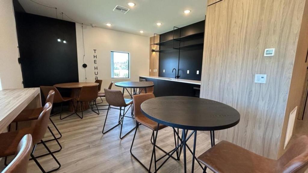 3 Bedrooms- 3 Bathrooms- The Hub 3205 Tt Orlando