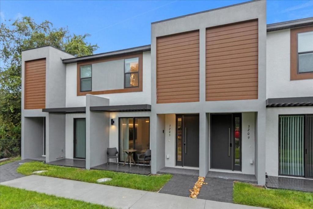 3 Bedrooms- 3 Bathrooms- The Hub 3205 Tt Orlando