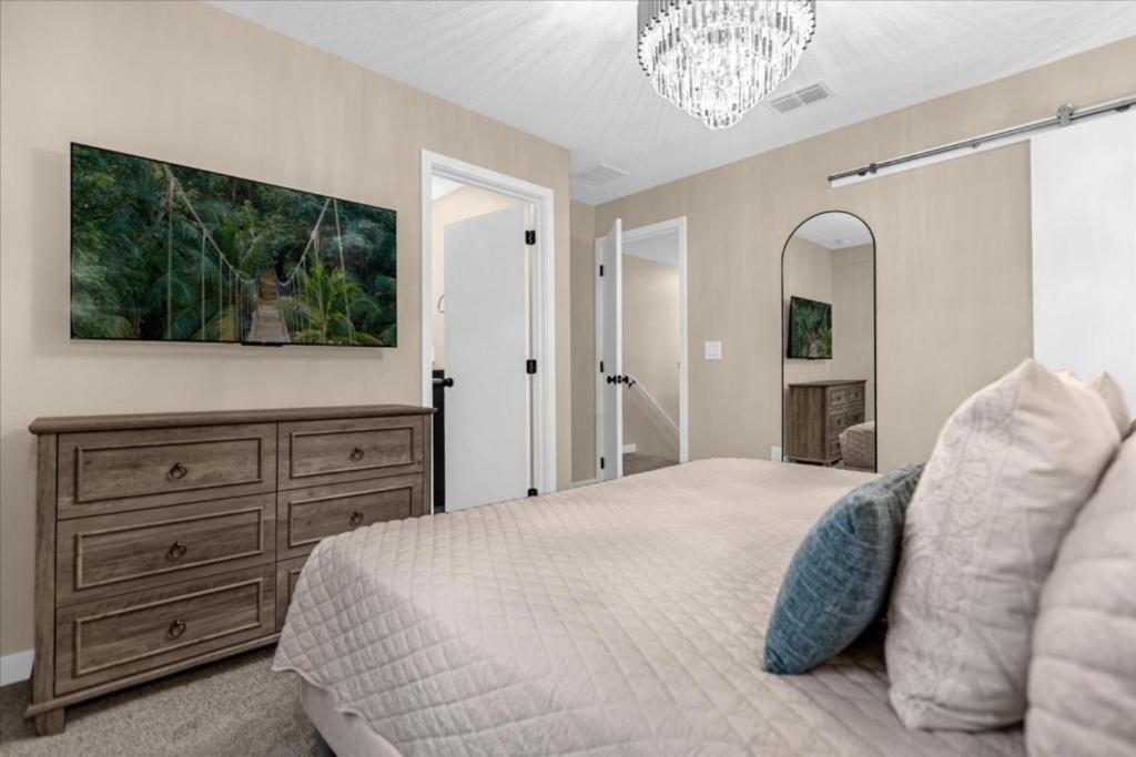 3 Bedrooms- 3 Bathrooms- The Hub 3205 Tt *