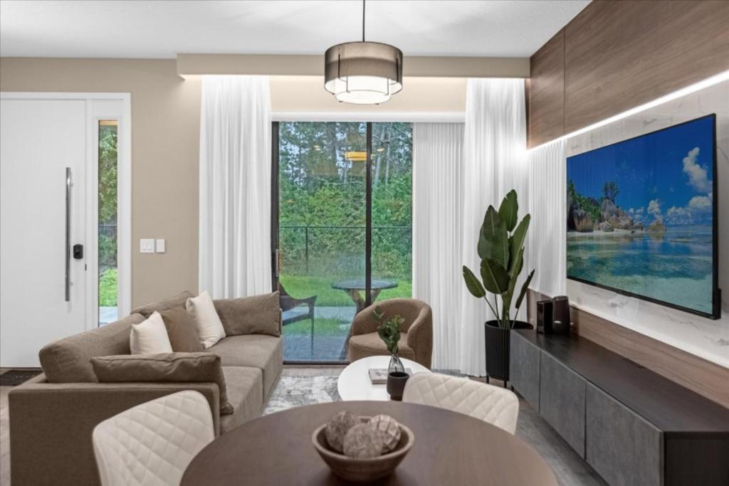 3 Bedrooms- 3 Bathrooms- The Hub 3205 Tt * Orlando