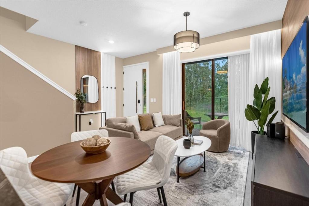 3 Bedrooms- 3 Bathrooms- The Hub 3205 Tt Orlando