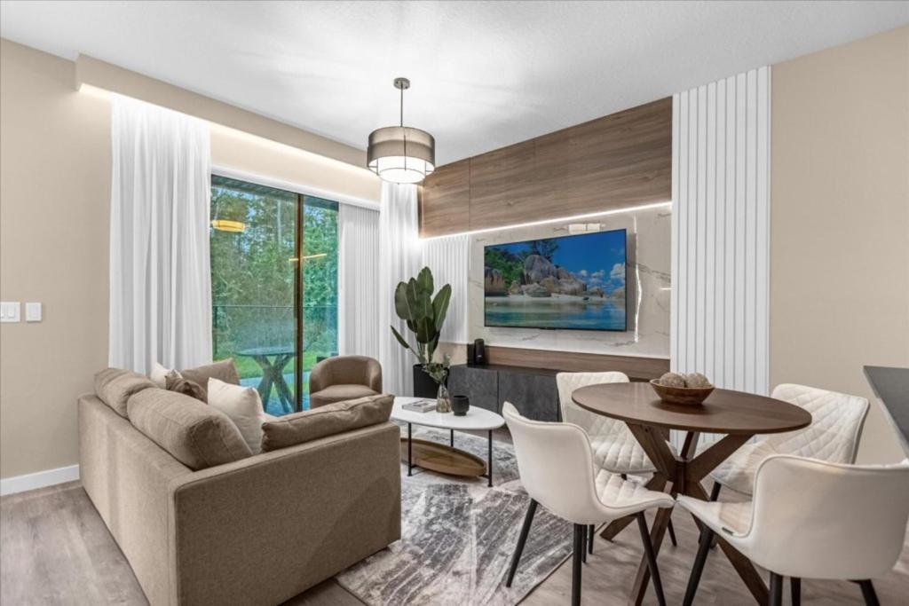 3 Bedrooms- 3 Bathrooms- The Hub 3205 Tt * Orlando