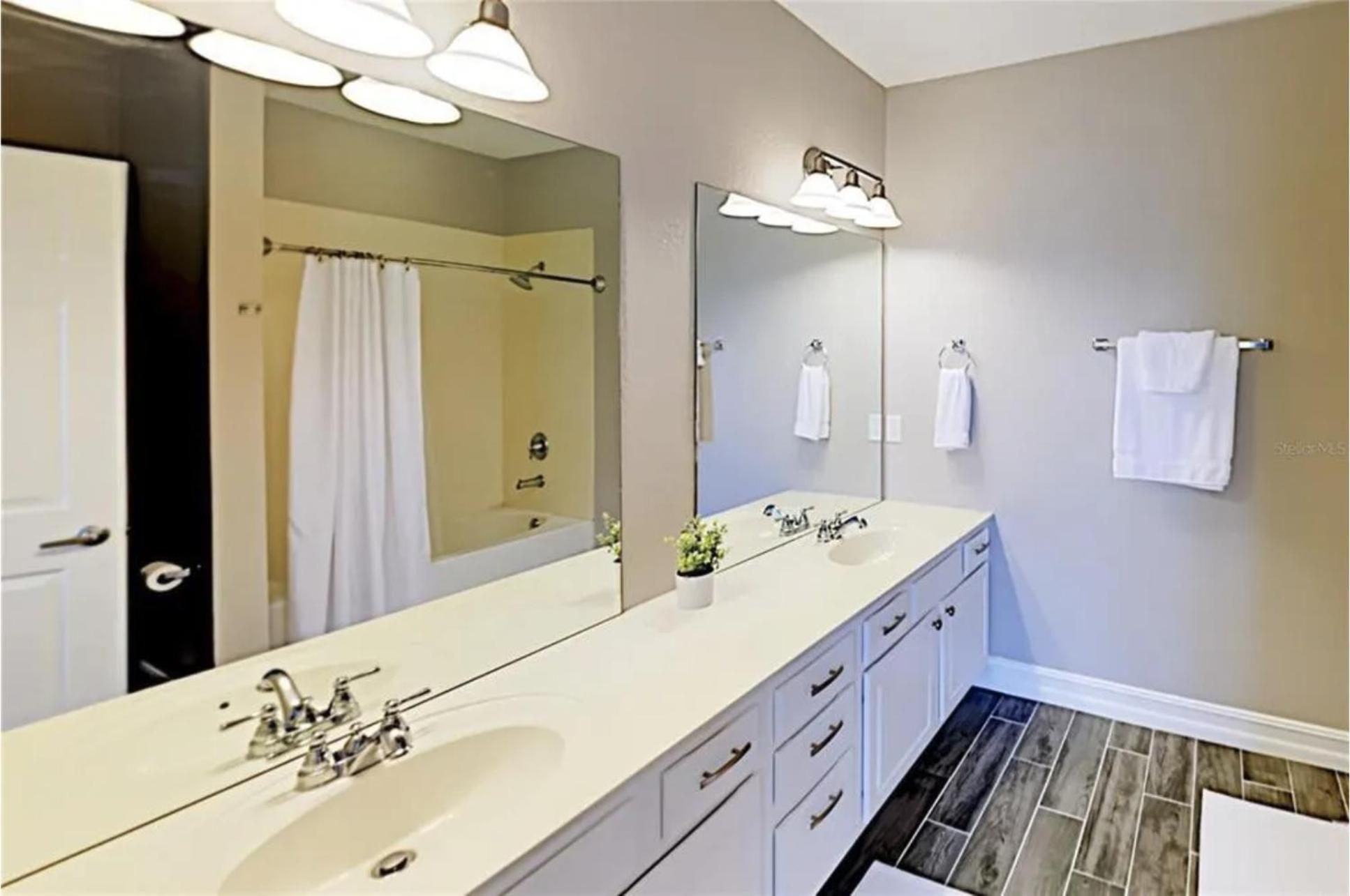 Beautiful Family Townhome, Near The Parks - 8000-104 *