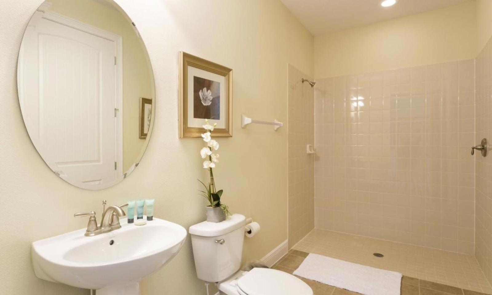 Sun-filled 10 Bdrm House With Backyard Pool At Encore Holiday home Orlando