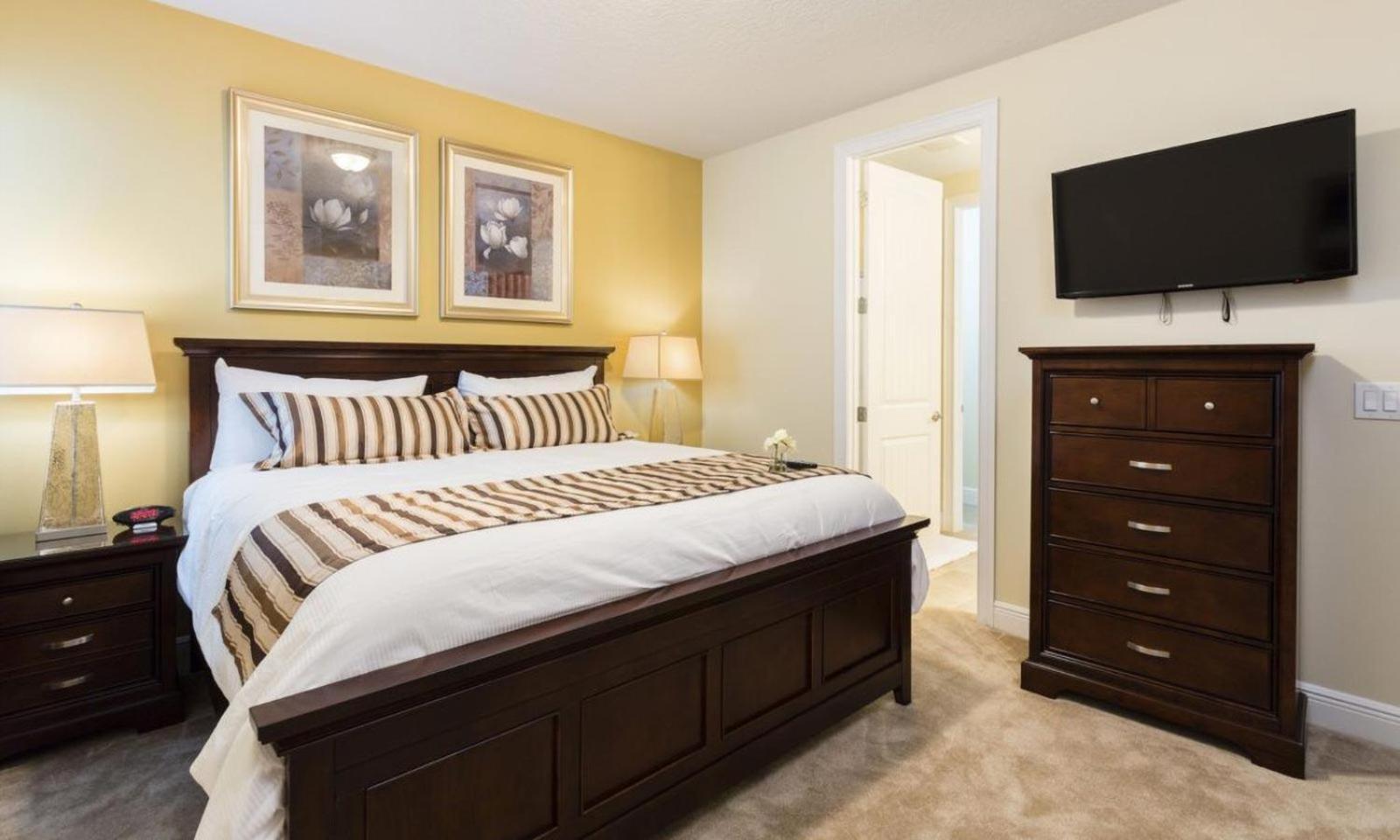 Sun-filled 10 Bdrm House With Backyard Pool At Encore
