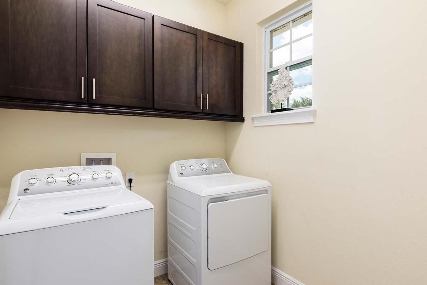 Polished Sleek 9 Bdrm With Backyard Pool At Encore Holiday home Orlando